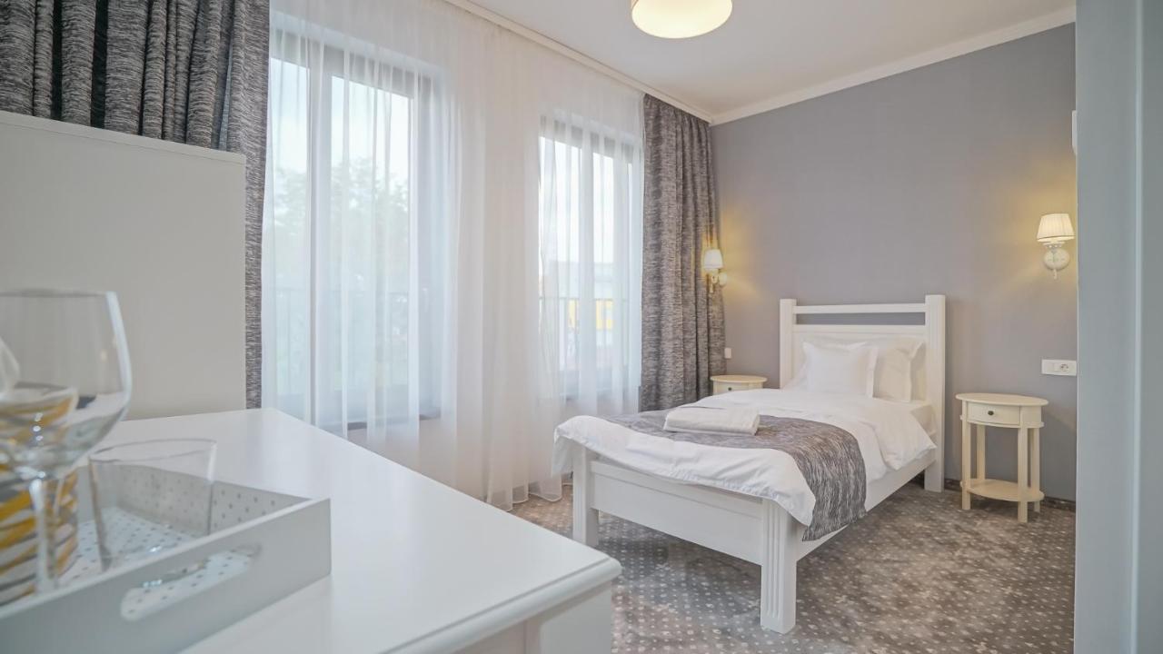 Hotel Monarch House Braşov Esterno foto