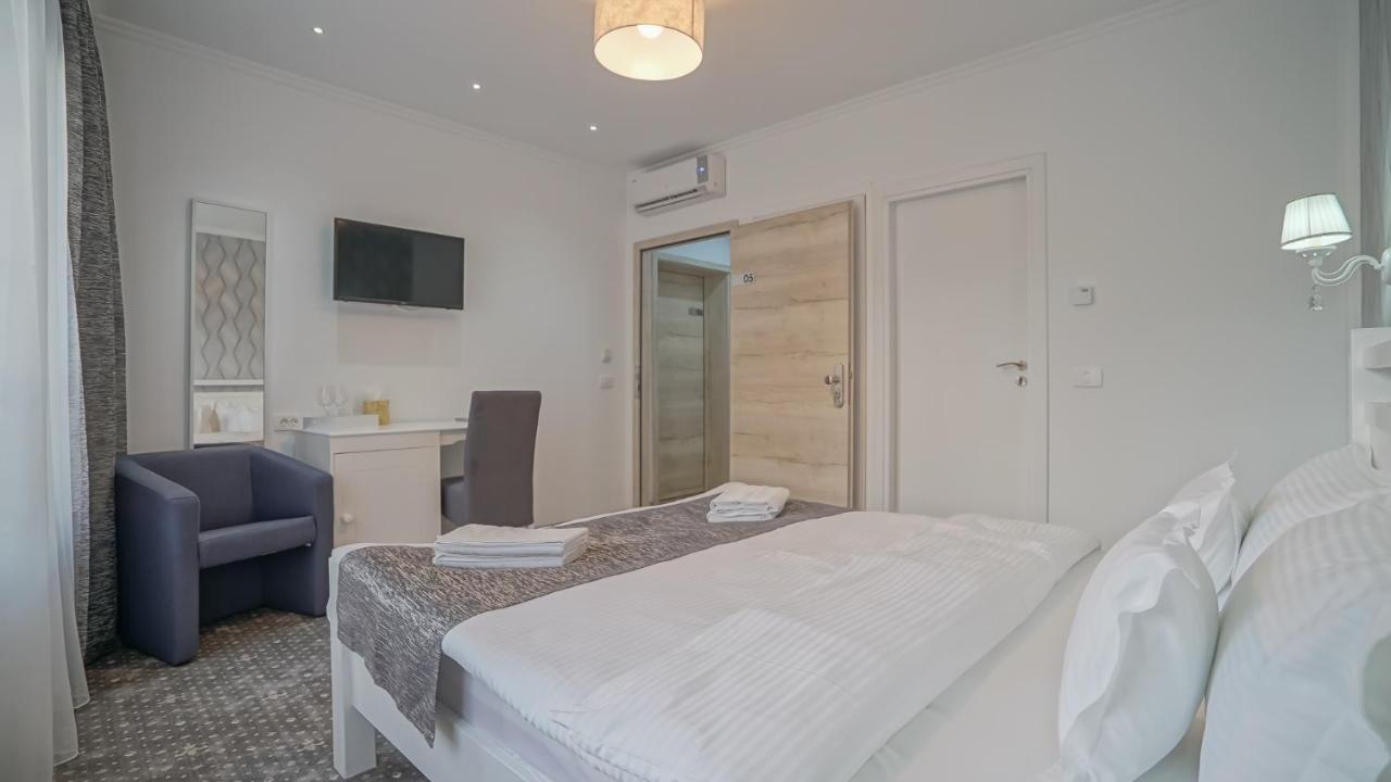 Hotel Monarch House Braşov Esterno foto