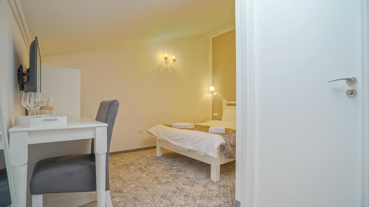 Hotel Monarch House Braşov Esterno foto